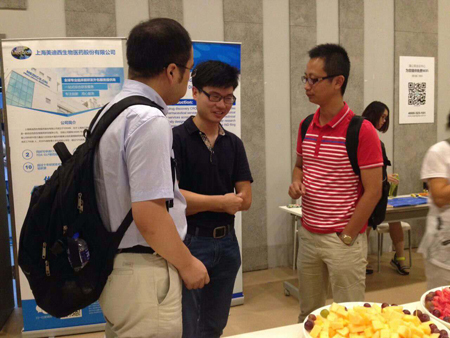新宝GGCMC部分副主任黄冲和参会职员交流 新宝GGCMC部分副主任黄冲和参会职员交流