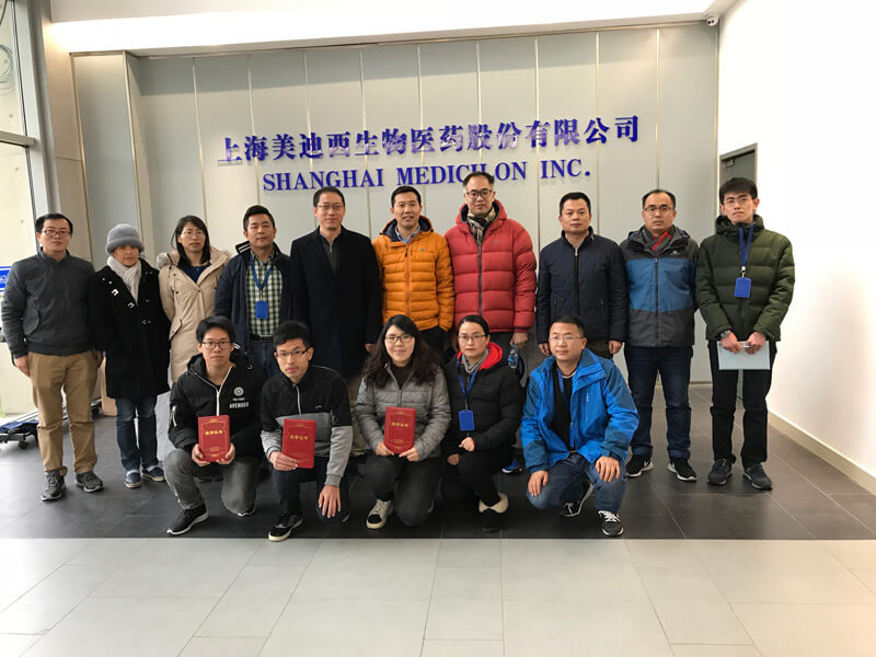 图为与会职员新宝GG南汇园区合影