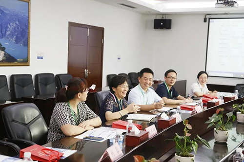 宜昌人福药业副总裁、总工程师李莉娥，，，，，产品开发中心主任吕金良，，，，，副主任吴有斌、曲龙妹等