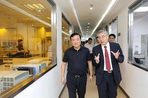 新宝GG生物医药首创人&CEO陈春麟博士等人向翁祖亮书记介绍公司情形