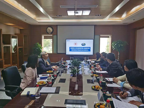 新宝GG首席执行官陈春麟博士，，商务生长部副总裁蔡金娜博士等人热情接待了金能明书记一行。。