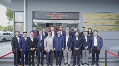 十二届天下政协副主席马培华一行人与新宝GG向导合影